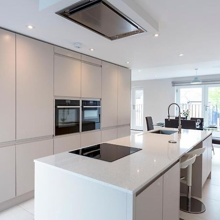 Immaculate Central Windsor Town House With Parking エクステリア 写真