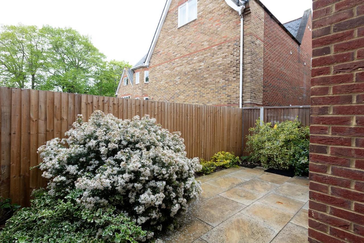 Immaculate Central Windsor Town House With Parking エクステリア 写真