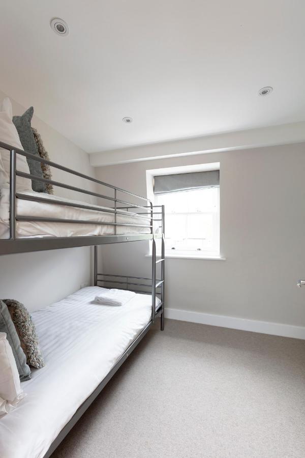 Immaculate Central Windsor Town House With Parking エクステリア 写真