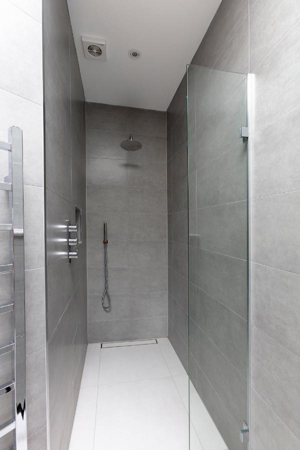 Immaculate Central Windsor Town House With Parking エクステリア 写真