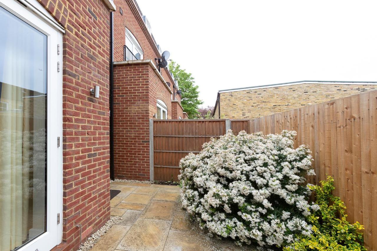 Immaculate Central Windsor Town House With Parking エクステリア 写真