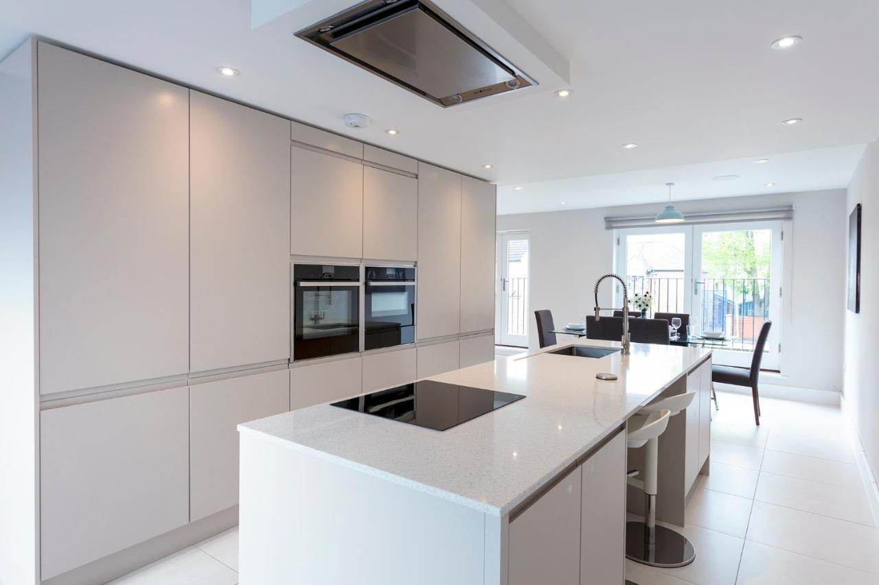 Immaculate Central Windsor Town House With Parking エクステリア 写真